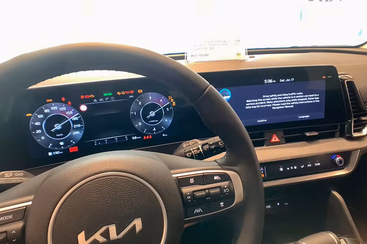 Trong đó 4 phiên bản sử dụng động cơ xăng 2.0L; 2 phiên bản dùng động cơ dầu 2.0L và 2 phiên bản sử dụng động cơ xăng 1.6L turbo. Giá xe KIA Sportage 2022 dự kiến khoảng 720 - 910 triệu đồng. Trở lại Việt Nam lần này KIA Sportage thay đổi toàn diện từ trong ra ngoài và thuyết phục khách hàng bằng cảm giác khác biệt so với những mẫu xe thương hiệu hiện có trên thị trường.