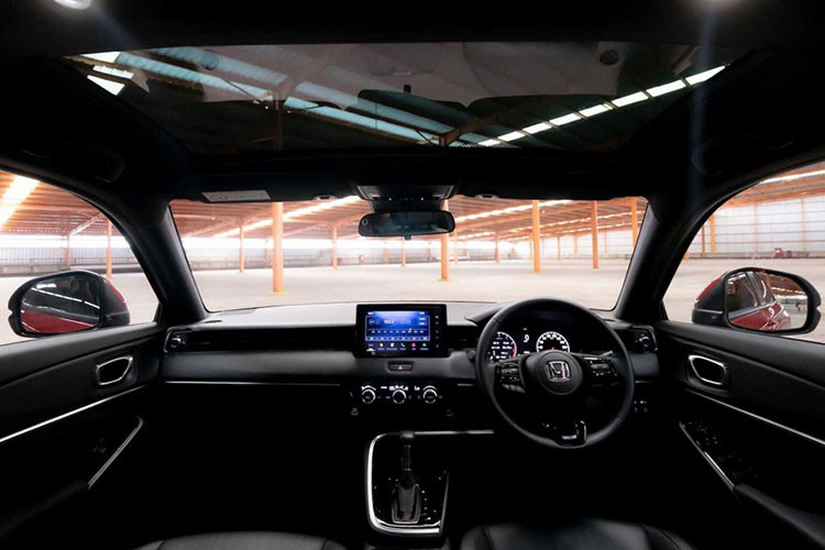 Giá xe Honda HR-V 2022 dự kiến với hai phiên bản vào khoảng 720 triệu đồng và khoảng 870 triệu đồng. Như vậy, Honda HR-V thế hệ mới sắp bán tại Việt Nam tạm thời không có phiên bản Hybrid như ở một số thị trường khác. Khi về nước, HR-V sẽ cạnh tranh trực tiếp với Kia Seltos, Hyundai Creta hay Toyota Corolla Cross.