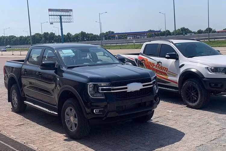 "Vua bán tải” Ford Ranger 2022 mới được giới thiệu toàn cầu từ tháng 11/2021 và dự kiến sẽ đến tay khách hàng Việt vào khoảng cuối tháng 6 này. Trên thực tế, hình ảnh của những chiếc Ford Ranger 2022 đã được hé lộ tại nhà máy ở Hải Dương từ đầu tháng 4 vừa qua.