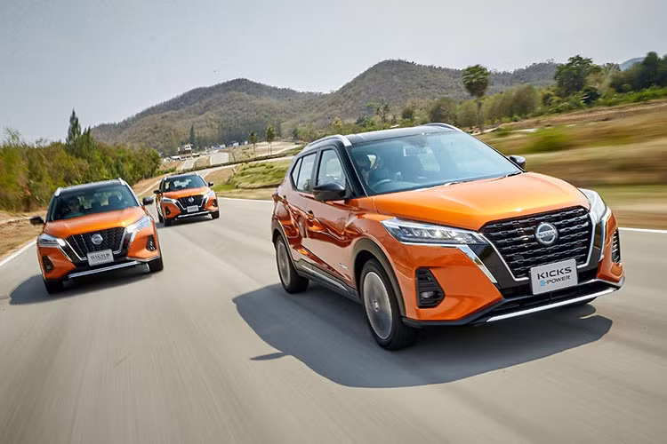 Đây là lần đầu tiên Nissan Kicks được lên kế hoạch giới thiệu tại Việt Nam. Xe có thiết kế hướng tới tệp khách hàng trẻ tuổi. Trong khi nội thất có nhiều điểm chung với mẫu sedan hạng B Almera đang bán trong nước. Điểm đặc biệt ở mẫu xe này là động cơ hybrid khác biệt so với các đối thủ chỉ là thuần xăng.