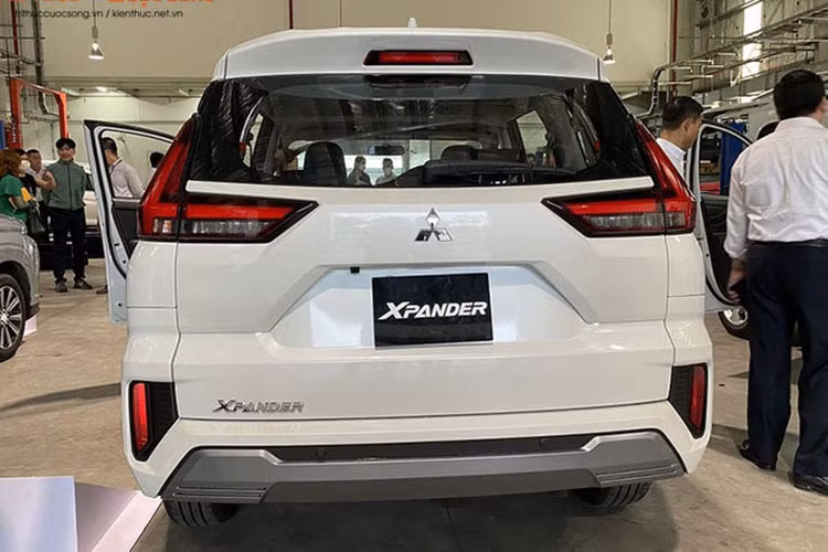 Mitsubishi Xpander thế hệ mới được nhập khẩu nguyên chiếc từ Indonesia, vẫn được sử dụng khối động cơ 1.5L MIVEC. Hiện tại, Xpander vẫn là cái tên số 1 trong phân khúc xe MPV nhưng bị cạnh tranh gay gắt từ cặp đôi đối thủ mới ra mắt là Toyota Veloz Cross và Avanza Premio.