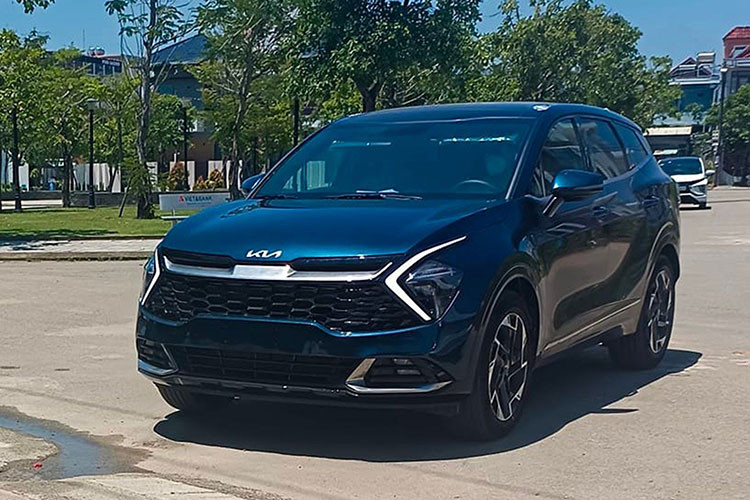 KIA Sportage thế hệ mới từng bị bắt gặp trong khuôn viên nhà máy Thaco. Nguồn tin nội bộ cho thấy mẫu xe này sẽ được mở bán trong tháng 6 với 8 phiên bản bao gồm: 2.0G Luxury, 2.0G Premium, 2.0G Signature, 2.0G Signature X-Line, 1.6 Turbo Signature AWD, 1.6 Turbo Signature X-Line AWD, 2.0D Signature và 2.0D Signature X-Line.