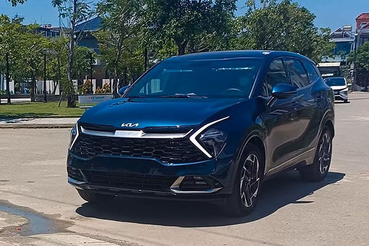 KIA Sportage thế hệ mới từng bị bắt gặp trong khuôn viên nhà máy Thaco. Nguồn tin nội bộ cho thấy mẫu xe này sẽ được mở bán trong tháng 6 với 8 phiên bản bao gồm: 2.0G Luxury, 2.0G Premium, 2.0G Signature, 2.0G Signature X-Line, 1.6 Turbo Signature AWD, 1.6 Turbo Signature X-Line AWD, 2.0D Signature và 2.0D Signature X-Line.