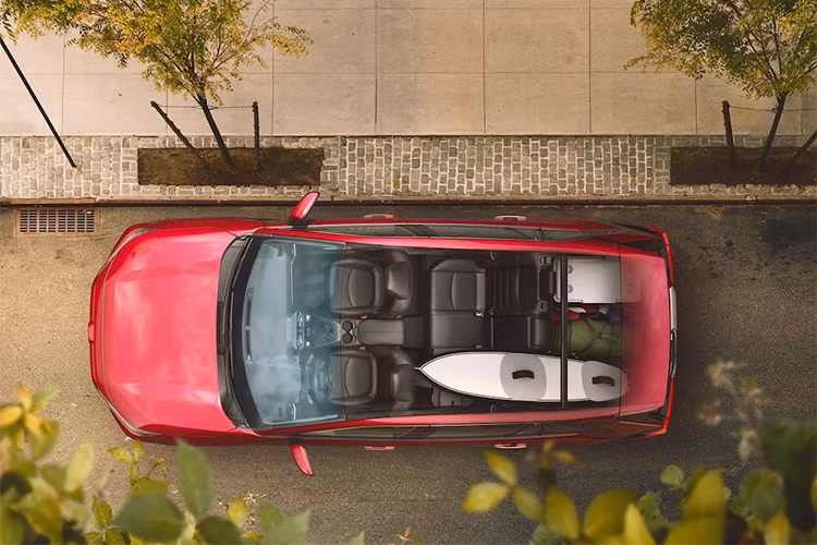 Thiết kế nội thất của Rav4 nay cũng đã mang phong cách hiện đại hơn nhiều. Ngoài các chi tiết được bọc da, nó còn có cụm màn hình tách biệt ra khỏi mặt táp lô với màn hình cảm ứng tiêu chuẩn 7 inch, tuỳ chọn 8 inh. Toyota cũng thêm hệ thống âm thanh JBL hoàn toàn mới.