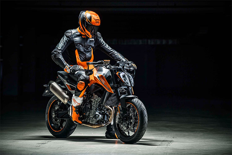 Ngoài ra, KTM 790 Duke phiên bản The Scalpel 2018 mới này còn được trang bị phuộc đảo chiều hành trình 43 mm của WP, phía sau là giảm xóc đơn. Phanh xe gồm phanh đĩa trước 300 mm, 4 điểm nén piston và phanh đĩa sau 240 mm với một điểm nén piston.