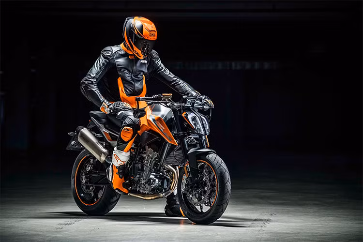 Ngoài ra, KTM 790 Duke phiên bản The Scalpel 2018 mới này còn được trang bị phuộc đảo chiều hành trình 43 mm của WP, phía sau là giảm xóc đơn. Phanh xe gồm phanh đĩa trước 300 mm, 4 điểm nén piston và phanh đĩa sau 240 mm với một điểm nén piston.