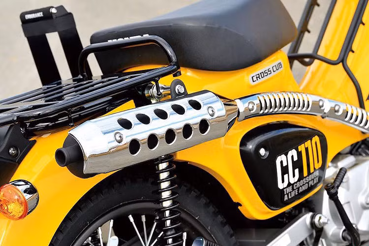 Để chiếc xe dễ dàng vượt qua được các địa hình bùn lầy, thay đổi đầu tiên của bản độ đó là cặp lốp gai vuông Timson TS802 đã được thay cho lốp nguyên bản. Trong khi đó ở phía trên bánh trước, để bảo vệ tốt hơn cụm đèn LED nguyên bản trên Cross Cub và giúp người sử dụng có thể chở thêm các túi, hộp khác nhau, Takegawa đã cung cấp một bộ khung thép được tích hợp sẵn baga với kẹp lò xo.