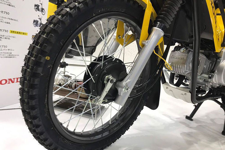 Ở khu vực tay lái chỉ trang bị thêm cho xe bộ bao tay sưởi ấm SP120 của hãng Endurance. Với khả năng điều chỉnh 5 cấp nhiệt độ, bộ bao tay này đem tới cảm giác thoải mái hơn khi lái xe đi câu cá vào mùa đông. Ngoài baga phía trước, chiếc xe còn được trang bị thêm một baga lườn cũng của Takegawa, với khả năng chịu tải tối đa 1kg để chứa được một số vật dụng nhỏ như túi xách tay, áo mưa...