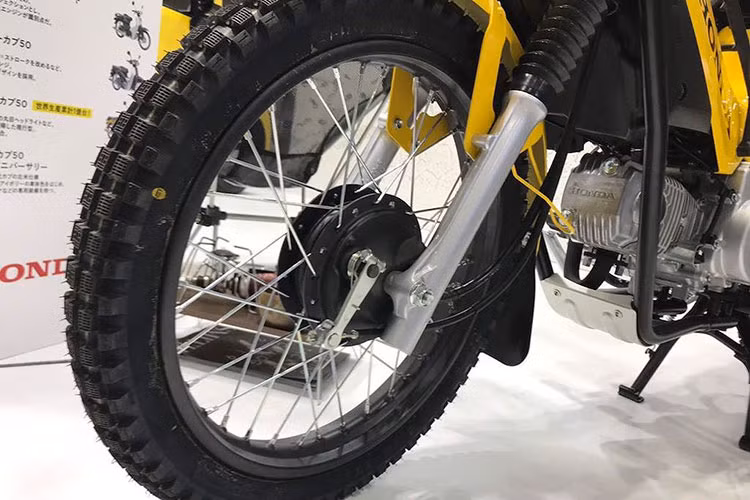 Ở khu vực tay lái chỉ trang bị thêm cho xe bộ bao tay sưởi ấm SP120 của hãng Endurance. Với khả năng điều chỉnh 5 cấp nhiệt độ, bộ bao tay này đem tới cảm giác thoải mái hơn khi lái xe đi câu cá vào mùa đông. Ngoài baga phía trước, chiếc xe còn được trang bị thêm một baga lườn cũng của Takegawa, với khả năng chịu tải tối đa 1kg để chứa được một số vật dụng nhỏ như túi xách tay, áo mưa...