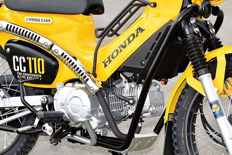 Khi vượt qua những địa hình gồ ghề, động cơ và cổ xả của chiếc xe có thể dễ dàng bị hư hỏng do va đập. Chính vì vậy một bộ khung bảo vệ kèm ốp nhôm của Takegawa đã được lắp bên dưới gầm xe. Trên chiếc xe độ này, khối động cơ SOHC 4 kỳ làm mát bằng không khí với dung tích 109cc của Cross Cub 110 thế hệ mới vẫn được giữ nguyên, cho công suất 8PS và mô-men xoắn 8,5Nm.