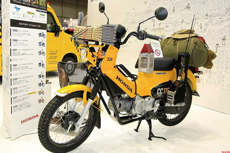 Mẫu xe máy Honda Cross Cub được coi là "hậu duệ" trực tiếp của series xe địa hình Honda CT năm nào. Giữ lại các đặc tính đã làm nên tên tuổi của dòng Super Cub như động cơ bền bỉ, tiết kiệm nhiên liệu và chi phí sử dụng thấp, nhưng Cross Cub còn có khả năng vượt địa hình ấn tượng nhờ thân xe nhỏ gọn hơn và hệ thống treo với hành trình lớn hơn.