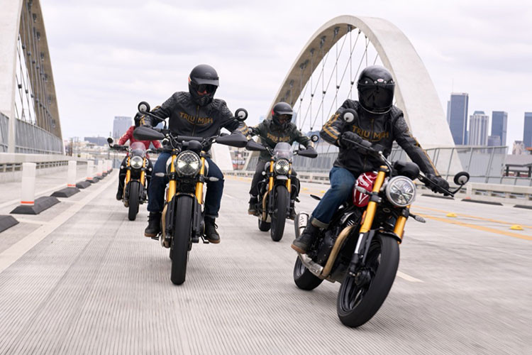 Để vượt được địa hình dễ dàng hơn, Scrambler 400 X được trang bị cặp mâm đường kính trước/sau 19/17 inch với bản vành hẹp hơn 0,5 inch so với Speed 400 ở cả 2 đầu, lần lượt 2,5 và 3,5 inch và được bọc trong lốp gai mãng cầu Metzeler Karoo Street.