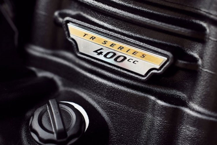 Nhờ khối động cơ đó chiếc xe đạt hiệu năng lớn nhất trong số các mẫu xe 1 xi-lanh ở phân khúc hoài cổ dưới 500cc của mình: 40PS/37,5Nm. Máy cũng có hộp số 6 cấp với nồi chống khoá bánh khi dồn số gấp.