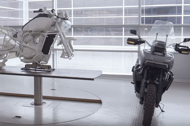 Trên Pan America 1250, cỗ máy được thiết kế cho chiếc Adventure này là một cỗ máy hoàn toàn mới với dung tích xy lanh 1250cc, sử dụng cam đôi DOHC và trông như một cỗ máy V-twin có góc nghiêng 60 độ. 