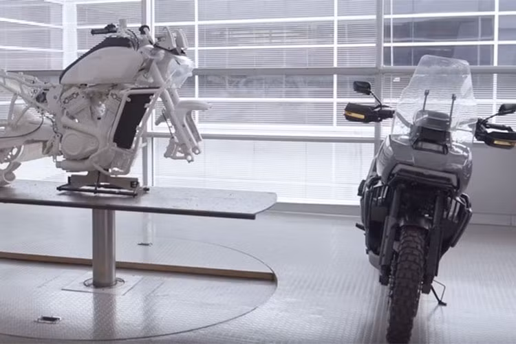 Trên Pan America 1250, cỗ máy được thiết kế cho chiếc Adventure này là một cỗ máy hoàn toàn mới với dung tích xy lanh 1250cc, sử dụng cam đôi DOHC và trông như một cỗ máy V-twin có góc nghiêng 60 độ. 