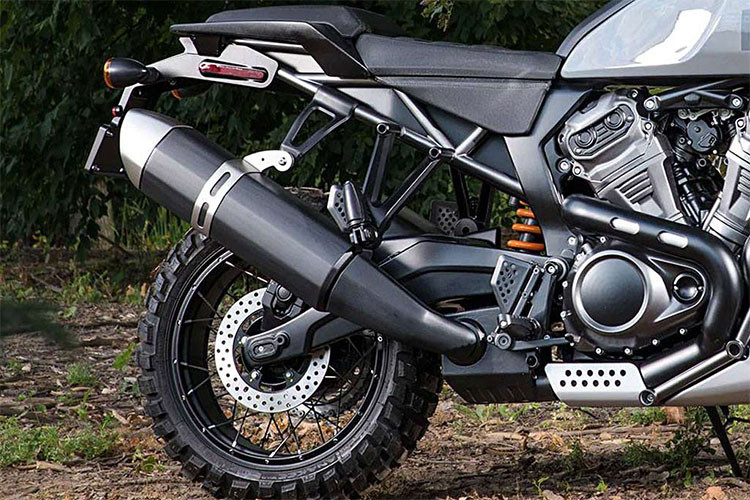 Những trang thiết bị trên xe được đánh giá là khá hợp thời khi trên chiếc Adventure này, thương hiệu Harley-Davidson sẽ sử dụng phuộc hành trình ngược USD, phanh Brembo và càng sau dạng hợp kim đúc khỏe khoắn.