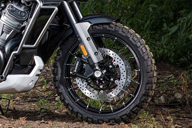 Cỗ máy này sẽ có thể sự dụng một trong hai bộ truyền nổi tiếng của hãng là dây cu-roa hoặc trục các đăng và rất có khả năng sẽ được tích hợp hộp số tự động của hãng môtô Mỹ mang tên Harley-Davidson autobox.