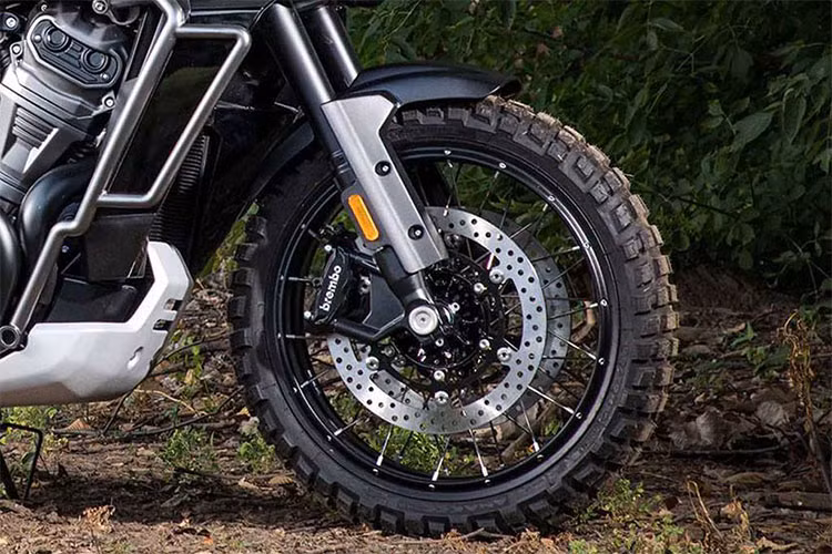 Cỗ máy này sẽ có thể sự dụng một trong hai bộ truyền nổi tiếng của hãng là dây cu-roa hoặc trục các đăng và rất có khả năng sẽ được tích hợp hộp số tự động của hãng môtô Mỹ mang tên Harley-Davidson autobox.