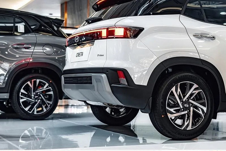 Trong khi đó, thiết kế ngoại thất của Hyundai Creta 2025 lại được cải tiến đáng kể. Cụ thể, mẫu SUV cỡ B này được trang bị lưới tản nhiệt và cản trước mới. Thêm vào đó là cụm đèn trước 2 tầng với dải đèn LED định vị ban ngày hình chữ "L" nằm phía trên, vắt ngang đầu xe. Bên dưới là cụm đèn pha chính khá lớn và hai khe gió mới.