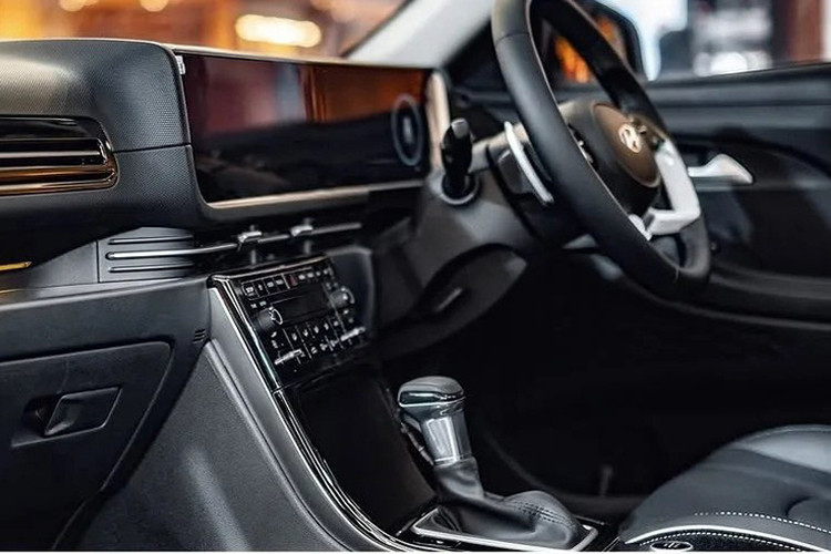 Tương tự ngoại thất, nội thất của Hyundai Creta N Line 2025 cũng đậm chất thể thao hơn bản thường. Tại đây, xe được bổ sung những chi tiết màu đỏ trên mặt táp-lô, màn hình, vô lăng, cần số và ghế. Bản thân vô lăng và cần số cũng có thiết kế riêng, đi kèm logo "N". Bên cạnh đó là hệ thống đèn viền trang trí nội thất màu đỏ và bộ bàn đạp ốp kim loại. 