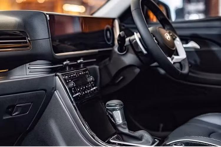 Tương tự ngoại thất, nội thất của Hyundai Creta N Line 2025 cũng đậm chất thể thao hơn bản thường. Tại đây, xe được bổ sung những chi tiết màu đỏ trên mặt táp-lô, màn hình, vô lăng, cần số và ghế. Bản thân vô lăng và cần số cũng có thiết kế riêng, đi kèm logo "N". Bên cạnh đó là hệ thống đèn viền trang trí nội thất màu đỏ và bộ bàn đạp ốp kim loại. 