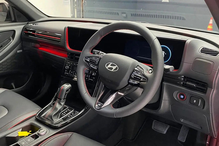 Không chỉ được cải tiến thiết kế ngoại thất, Hyundai Creta 2025 tại thị trường Indonesia còn sở hữu nội thất tiện nghi hơn. Điểm nhấn của nội thất nằm ở màn hình cỡ lớn trên mặt táp-lô, tích hợp bảng đồng hồ kỹ thuật số và màn hình cảm ứng trung tâm cùng có kích thước 10,25 inch. Thêm vào đó là hệ thống âm thanh Bose 8 loa, ghế trước thông hơi, sạc điện thoại không dây và cửa sổ trời toàn cảnh Panorama.