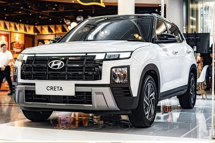 Mẫu xe SUV Hyundai Creta 2025 bản nâng cấp đã chính thức trình làng ở thị trường Ấn Độ vào đầu năm 2024. Sau đúng 1 năm, mẫu SUV cỡ B này mới cập bến thị trường Đông Nam Á, cụ thể là Indonesia. Khác với trước đây, Hyundai Creta phiên bản nâng cấp dành cho thị trường Indonesia sở hữu thiết kế giống hệt xe ở Ấn Độ.