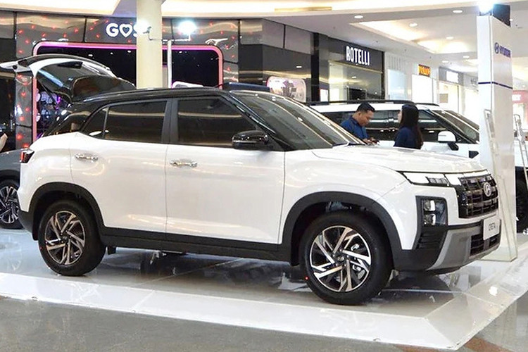 Đồng thời, hãng Hyundai còn giới thiệu cả phiên bản N Line với thiết kế thể thao hơn của Creta ở xứ sở vạn đảo. Vì là phiên bản nâng cấp giữa vòng đời nên mẫu xe SUV Hyundai Creta 2025 ở thị trường Indonesia không thay đổi về mặt kích thước. Xe vẫn sở hữu kích thước dài x rộng x cao lần lượt 4.330 x 1.790 x 1.635 mm và chiều dài cơ sở 2.610 mm.