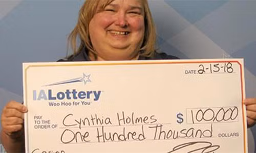 Bà Cynthia đã trúng số giải trị giá 100.000 USD bởi tờ vé là món quà Valentine từ chồng. (Nguồn: Iowa Lottery).