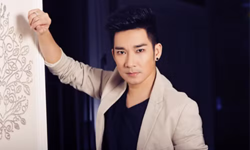 Nam ca sĩ Quang Hà.