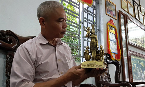 Nghệ nhân Nguyễn Bá Châu với sản phẩm tượng mẹ Âu Cơ, được chọn làm quà tặng tại hội nghị APEC