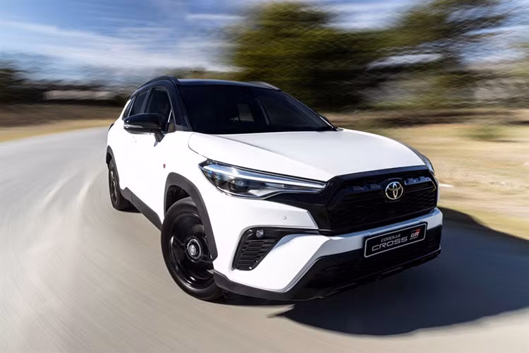 Mới đây, những hình ảnh xe SUV Toyota Corolla Cross phiên bản GR Sport đã bị bắt gặp khi đang trên đường vận chuyển ở Malaysia được lan truyền khá rộng. Theo thông tin rò rỉ, phiên bản này sẽ được ra mắt ngay trong tháng 2/2023 tới đây.