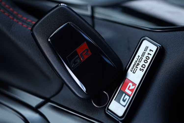 Tấm ốp 2 bên thân xe và cản sau được thiết kế tương tự như tại cản trước. Về nhận diện, có một huy hiệu GR trên cửa sau. Trong khi đó. nội thất cũng được tinh chỉnh theo tinh thần thể thao xuyên suốt chiếc xe.