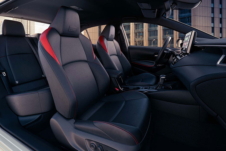 Khách hàng sẽ có hai loại động cơ để lựa chọn, bao gồm động cơ xăng 4 xi-lanh hút khí tự nhiên 2ZR-FE 1,8 lít công suất 140 mã lực và mô-men xoắn 172 Nm, với hệ dẫn động cầu trước thông qua hộp số Super CVT-i.