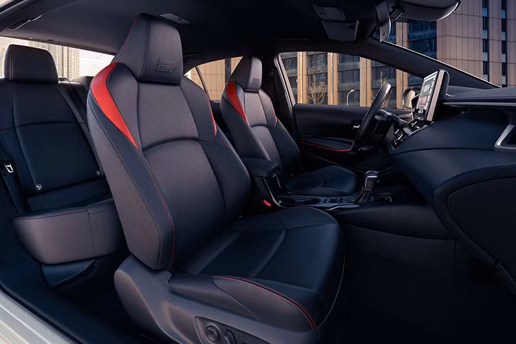 Khách hàng sẽ có hai loại động cơ để lựa chọn, bao gồm động cơ xăng 4 xi-lanh hút khí tự nhiên 2ZR-FE 1,8 lít công suất 140 mã lực và mô-men xoắn 172 Nm, với hệ dẫn động cầu trước thông qua hộp số Super CVT-i.