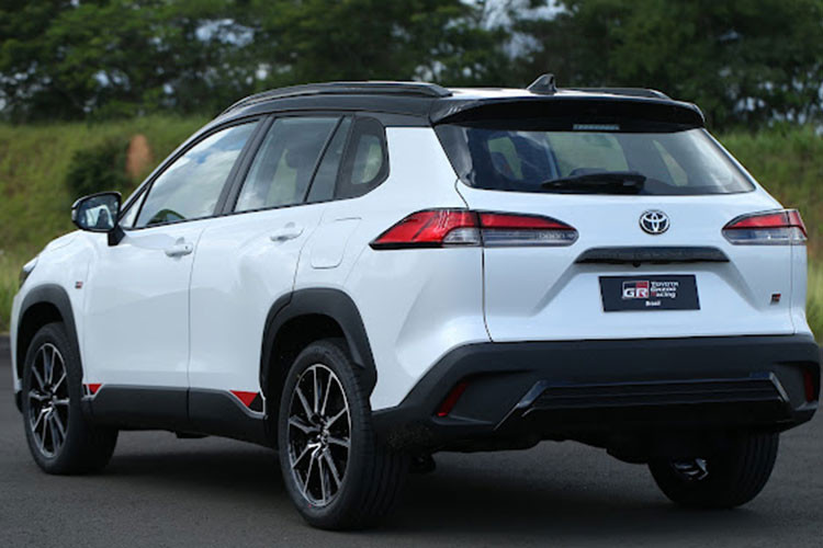 Trước đó, Toyota Corolla Cross GR Sport 2023 mới đã ra mắt tại 2 quốc gia khác thuộc khu vực Đông Nam Á là Thái Lan và Indonesia. Theo Wapcar, bản GR Sport tại Malaysia được nâng cấp một số yếu tố về trang bị vận hành như hệ thống treo và hộp số thay vì chỉ độ bodykit thể thao như xe tại 2 thị trường còn lại.