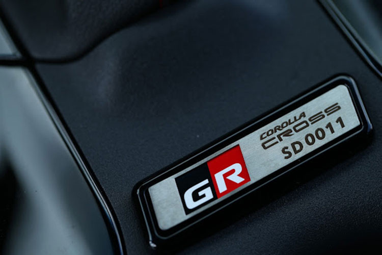 Ngoại hình Corolla Cross GR Sport được phân biệt với các phiên bản thông thường nhờ huy hiệu GR độc quyền, mâm 10 chấu độc quyền và đèn hậu mới. Phần ốp tại viền cửa sổ và cột C được sơn đen nhám thay vì mạ chorme như các phiên bản còn lại.