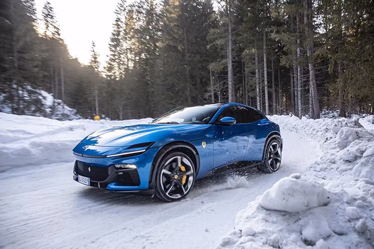 Dù không còn ở thời điểm đỉnh cao nhưng với nguồn tài chính dồi dào của các tỷ phú Ả Rập, Cristiano Ronaldo vẫn có mức thu nhập lên đến 213 triệu đô la mỗi năm tại câu lạc bộ Al Nassr, chưa kể các khoảng thu nhập khác mà siêu tiền đạo này vẫn có thể yên tâm sở hữu các mẫu siêu xe đắt đỏ.