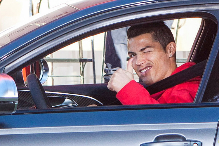 Cụ thể, chiếc Ferrari Purosangue có thêm logo hình khiên của Scuderia Ferrari nằm ở 2 bên thân, viền cản trước và sau, viền hốc bánh được làm bằng vật liệu sợi carbon... Nội thất của chiếc xe mang phong cách sang trọng với nước da màu be Crema.