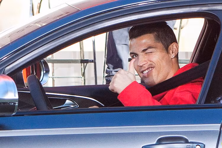 Cụ thể, chiếc Ferrari Purosangue có thêm logo hình khiên của Scuderia Ferrari nằm ở 2 bên thân, viền cản trước và sau, viền hốc bánh được làm bằng vật liệu sợi carbon... Nội thất của chiếc xe mang phong cách sang trọng với nước da màu be Crema.