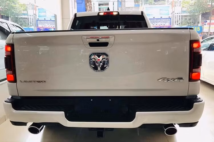 Ở phía sau lớp thân vỏ, Ram 1500 cũng được tích hợp nhiều giải pháp kỹ thuật mới, chưa từng xuất hiện ở dòng xe này trước đây. Bằng các biện pháp "ép cân" với chassis và thân xe, tổng trọng lượng của Ram 1500 2019 đã giảm tới gần 103kg so với thế hệ trước, dẫn tới tải trọng và độ tiết kiệm nhiên liệu được nâng cao.