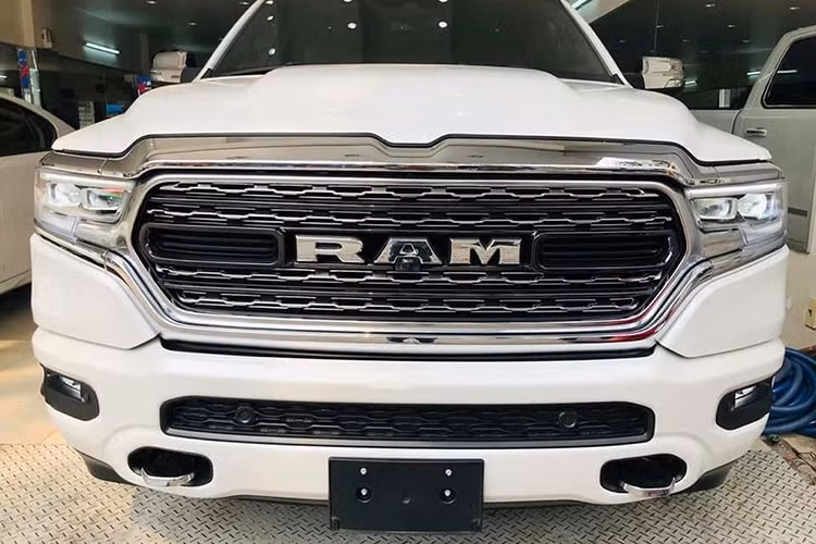 Mẫu xe bán tải RAM 1500 có thiết kế thiên hướng sang trọng và hào nhoáng nhờ những chi tiết chrome ở lưới tản nhiệt, đèn pha led hiện đại. Trên phiên bản mới này, nó vẫn mang thiết kế hầm hố cơ bắp thường thấy trên những chiếc xe bán tải của Mỹ.