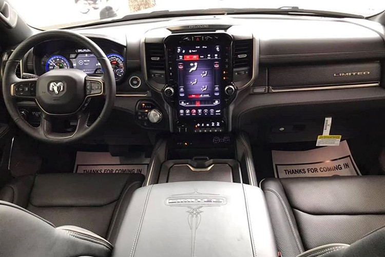 Nội thất của Ram 1500 cũng được thiết kế lại toàn bộ với không gian rộng rãi hơn, tính công thái học tốt hơn và những trang bị tương tự như xe con. Tương tự những chiếc xe điện công nghệ cao, khách hàng còn có thể lựa chọn hệ thống thông tin giải trí với màn hình cảm ứng đặt dọc 12 inch.