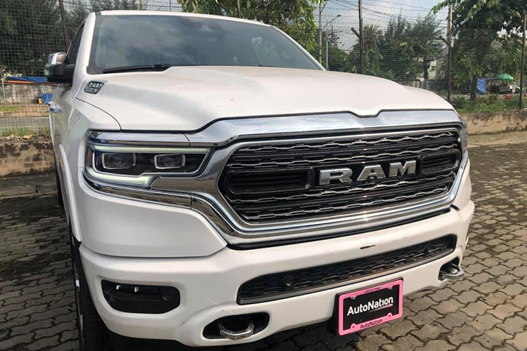 Giá xe RAM 1500 mới bản cao nhất tại Mỹ là hơn 59.000 USD (khoảng 1,37 tỷ đồng). Khi về Việt Nam sẽ xấp xỉ mức 5 tỷ đồng khi chịu các loại thuế, nhất là thuế TTĐB cao bởi động cơ dung tích lớn. Ngoài ra, cũng như F-150, RAM 1500 được tính phí trước bạ như xe con.