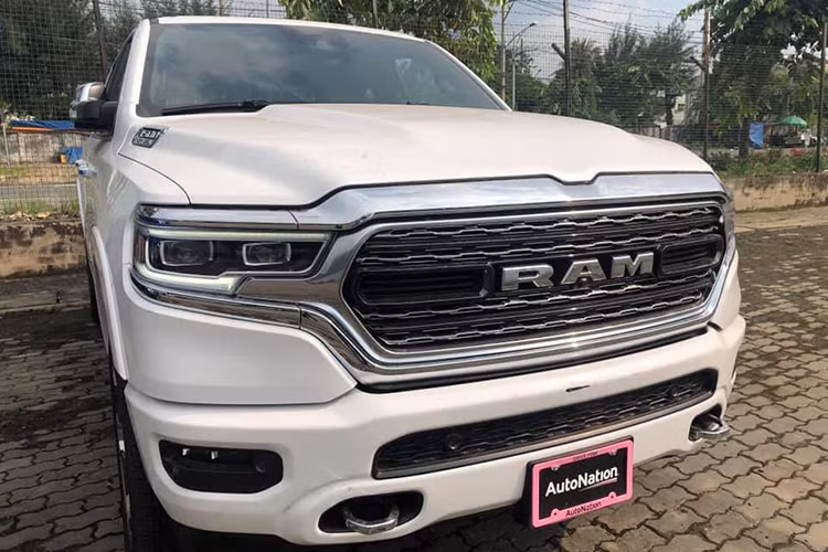 Giá xe RAM 1500 mới bản cao nhất tại Mỹ là hơn 59.000 USD (khoảng 1,37 tỷ đồng). Khi về Việt Nam sẽ xấp xỉ mức 5 tỷ đồng khi chịu các loại thuế, nhất là thuế TTĐB cao bởi động cơ dung tích lớn. Ngoài ra, cũng như F-150, RAM 1500 được tính phí trước bạ như xe con.