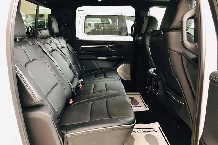 Với tuỳ chọn động cơ V8 là V8 5.7l Hemi MDS VVT eTorque Engine, động cơ V8 sẽ có thể được trợ lực bằng một mô-tơ điện có mô-men xoắn 176Nm với bản V8 Hemi giúp cho quá trình khởi động dễ dàng hơn, tiết kiệm nhiên liệu hơn. Các lựa chọn động cơ đều được kết hợp với hộp số tự động 8 cấp với hai tuỳ chọn ký hiệu 850RE và 8HP75.