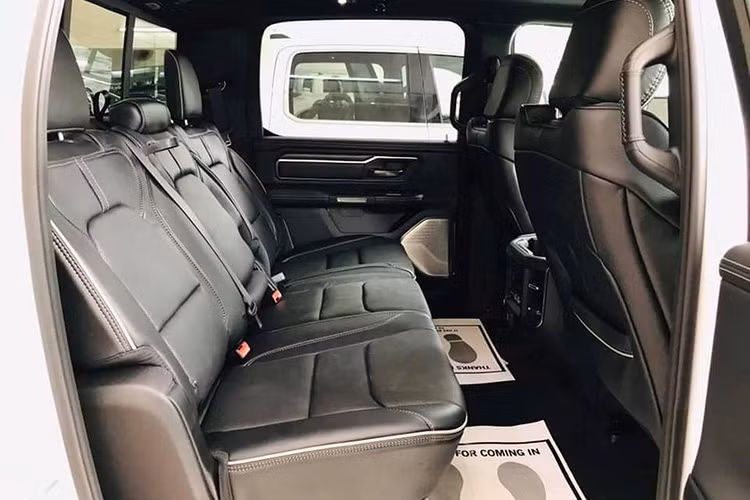 Với tuỳ chọn động cơ V8 là V8 5.7l Hemi MDS VVT eTorque Engine, động cơ V8 sẽ có thể được trợ lực bằng một mô-tơ điện có mô-men xoắn 176Nm với bản V8 Hemi giúp cho quá trình khởi động dễ dàng hơn, tiết kiệm nhiên liệu hơn. Các lựa chọn động cơ đều được kết hợp với hộp số tự động 8 cấp với hai tuỳ chọn ký hiệu 850RE và 8HP75.