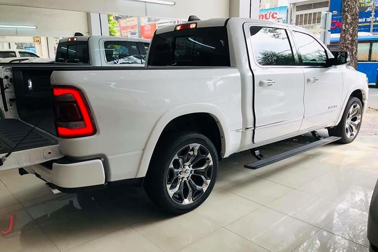 Tại thị trường Việt Nam, chiếc bán tải cỡ lớn Ram 1500 2019 được đại lý nhập khẩu tư nhân nhập về. Là mẫu bán tải cỡ lớn, Ram 1500 2019 sở hữu kích thước tổng thể Dài x Rộng x Cao lần lượt 6.142 x 2.085 x 1.969 (mm), chiều dài cơ sở 3899 mm. Khoảng sáng gầm xe 218mm. 