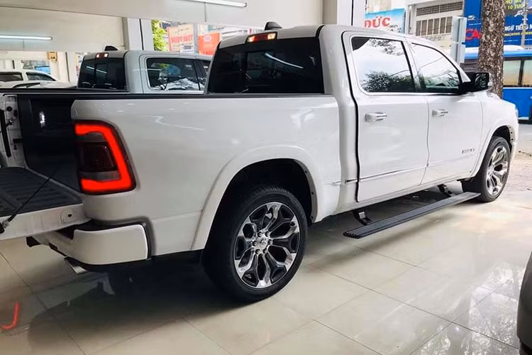 Tại thị trường Việt Nam, chiếc bán tải cỡ lớn Ram 1500 2019 được đại lý nhập khẩu tư nhân nhập về. Là mẫu bán tải cỡ lớn, Ram 1500 2019 sở hữu kích thước tổng thể Dài x Rộng x Cao lần lượt 6.142 x 2.085 x 1.969 (mm), chiều dài cơ sở 3899 mm. Khoảng sáng gầm xe 218mm. 