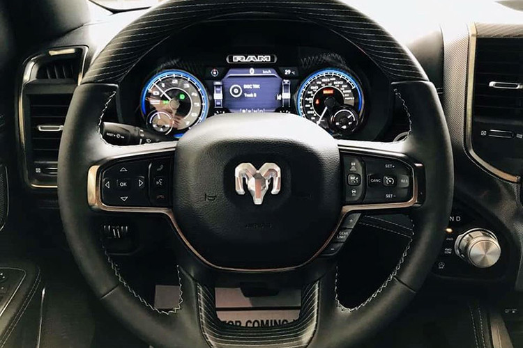 Nội thất của xe còn rất hữu dụng với nhiều cổng USB và ổ điện đặt rải rác, cũng như bộ phát Wifi từ sim 4G. Các hệ thống hỗ trợ người lái cũng được chú trọng như camera 360 độ, cảnh báo điểm mù, phanh tránh va chạm...